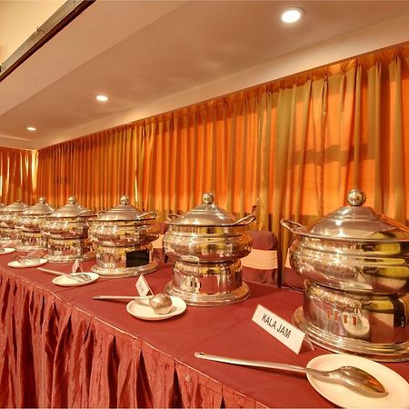 Hotel Savshanti Towers Vadodara Esterno foto