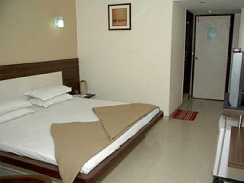 Hotel Savshanti Towers Vadodara Esterno foto