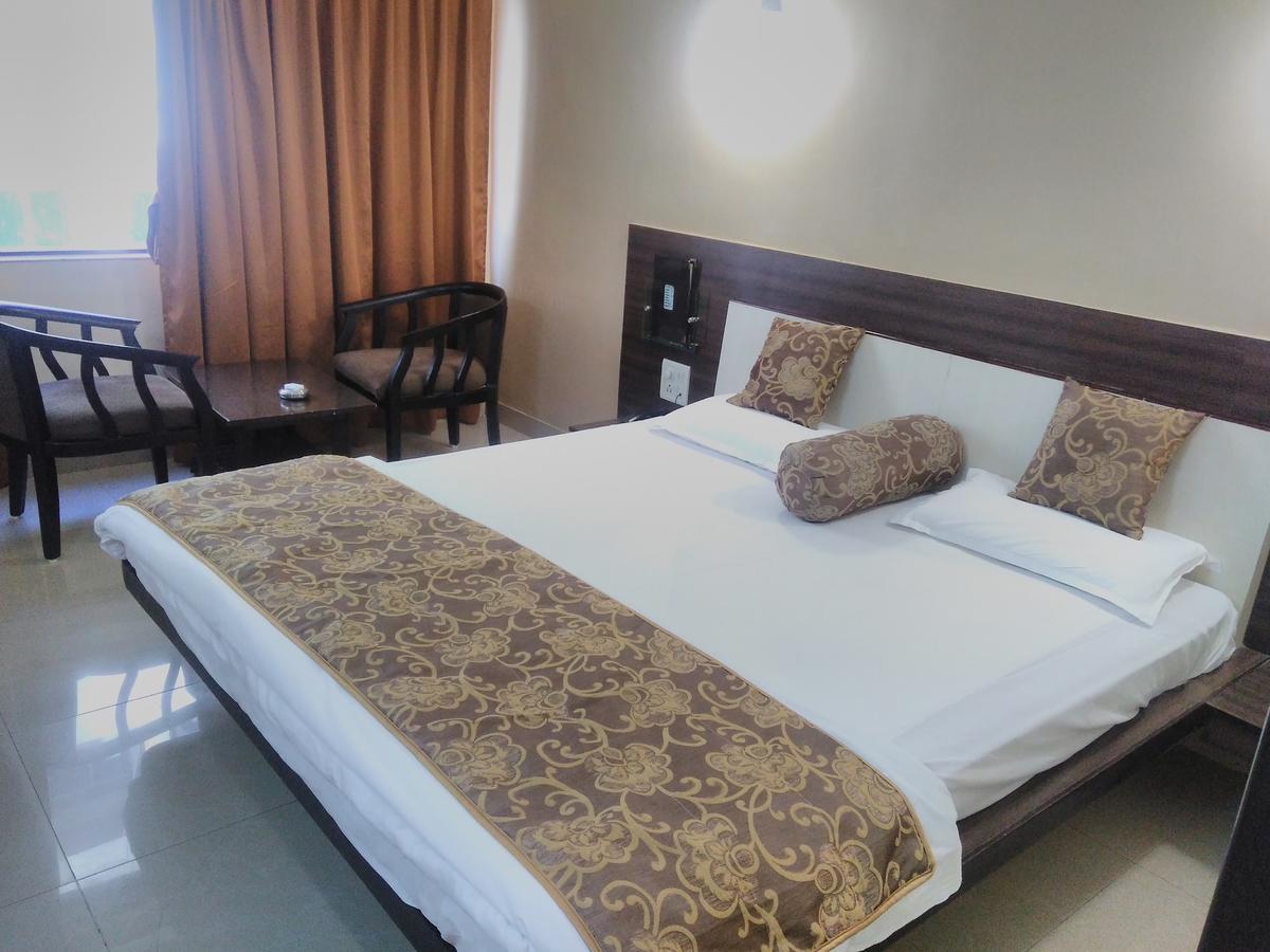 Hotel Savshanti Towers Vadodara Esterno foto