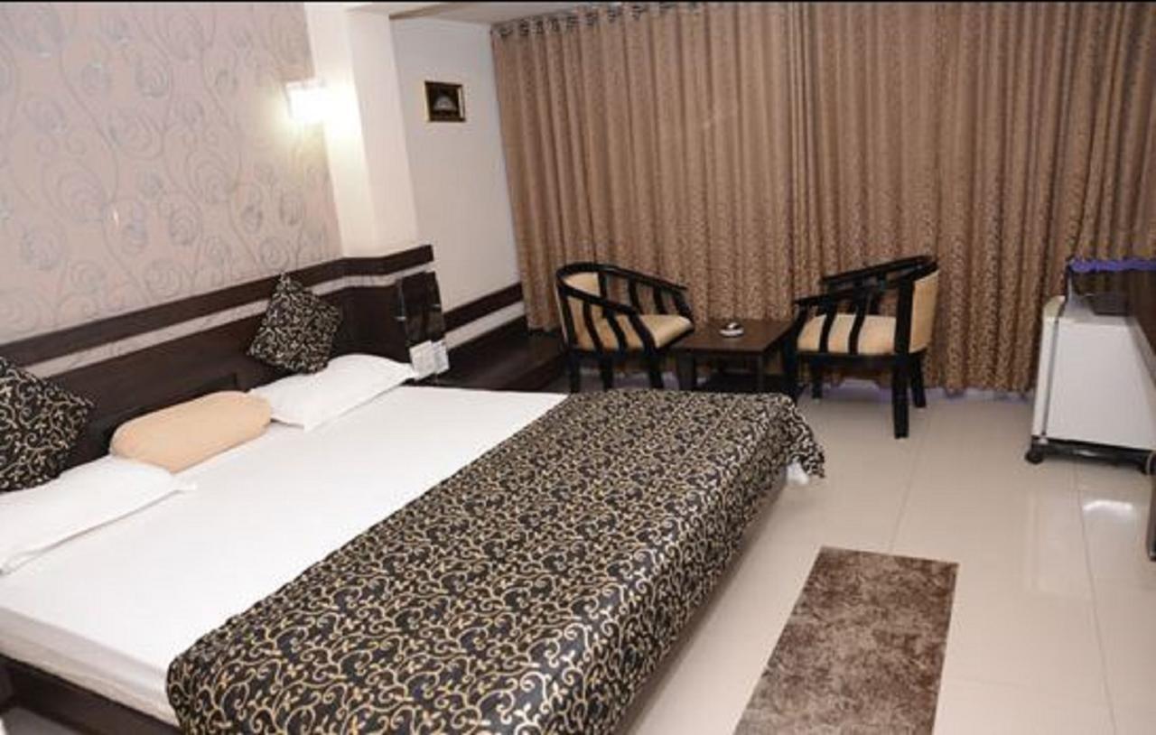 Hotel Savshanti Towers Vadodara Esterno foto