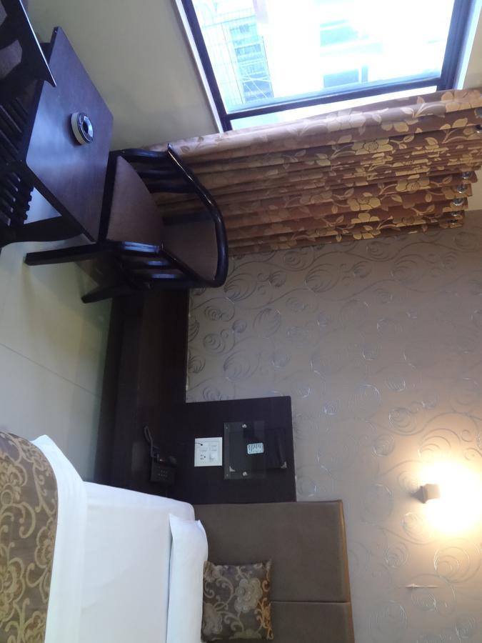 Hotel Savshanti Towers Vadodara Esterno foto