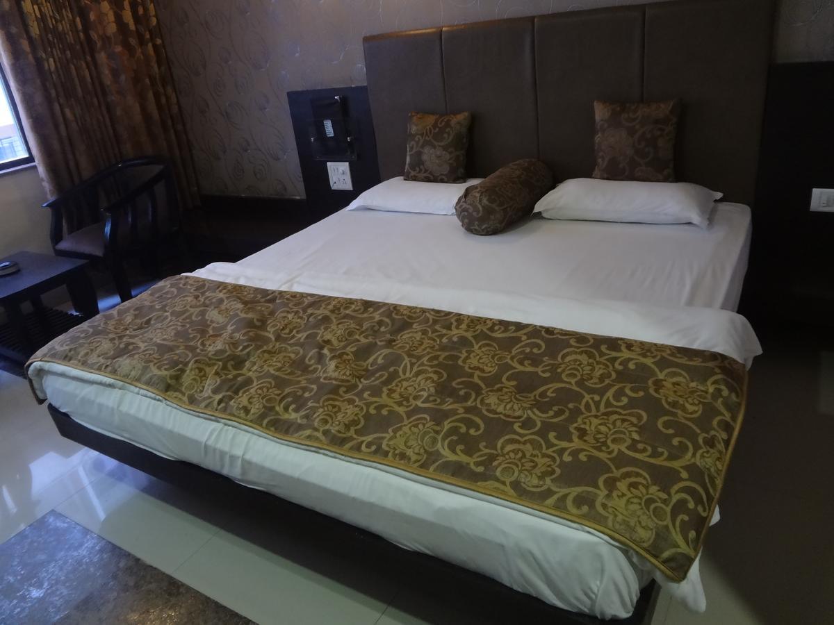 Hotel Savshanti Towers Vadodara Esterno foto