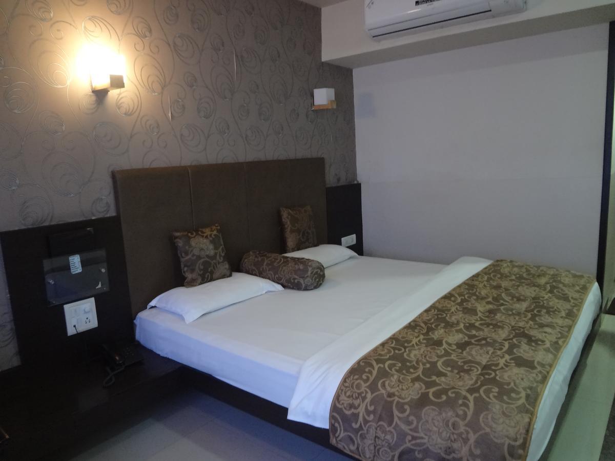 Hotel Savshanti Towers Vadodara Esterno foto