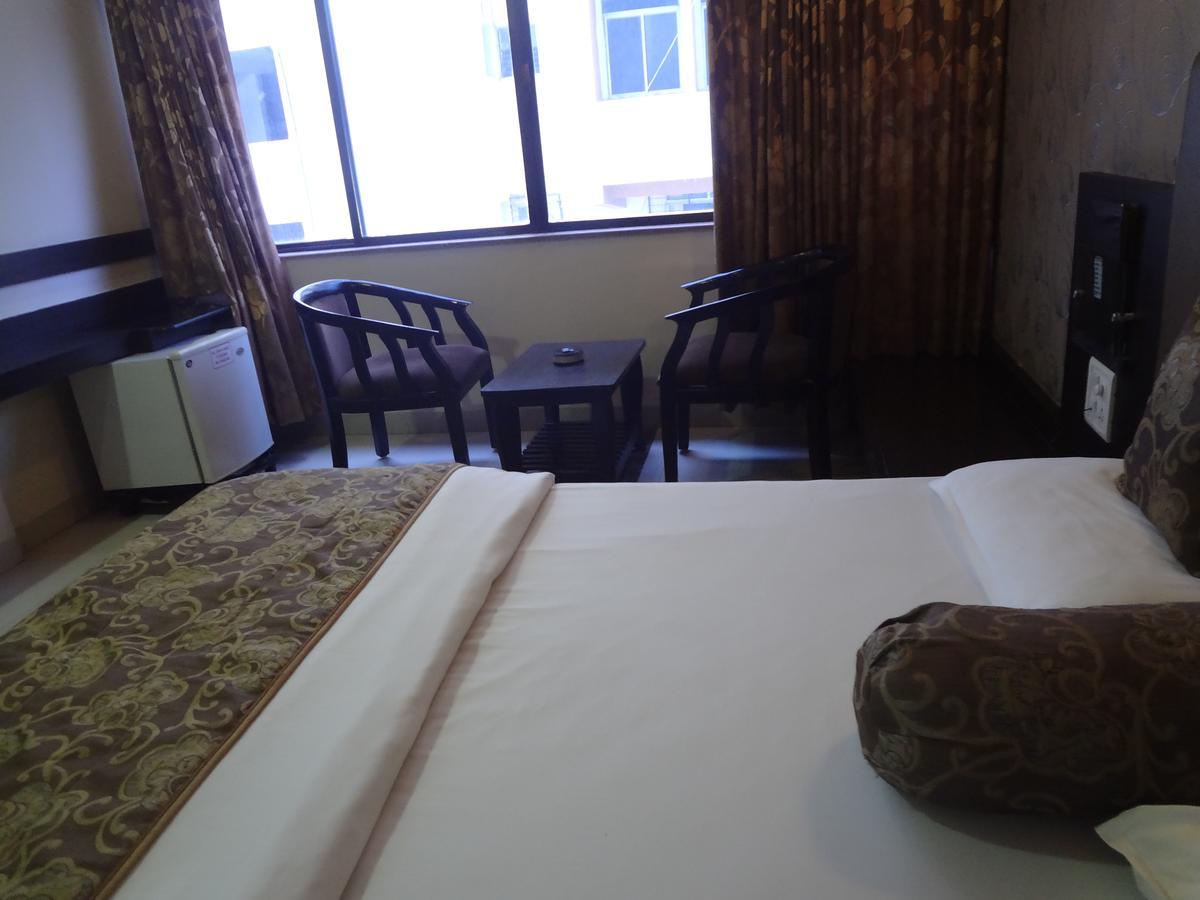 Hotel Savshanti Towers Vadodara Esterno foto