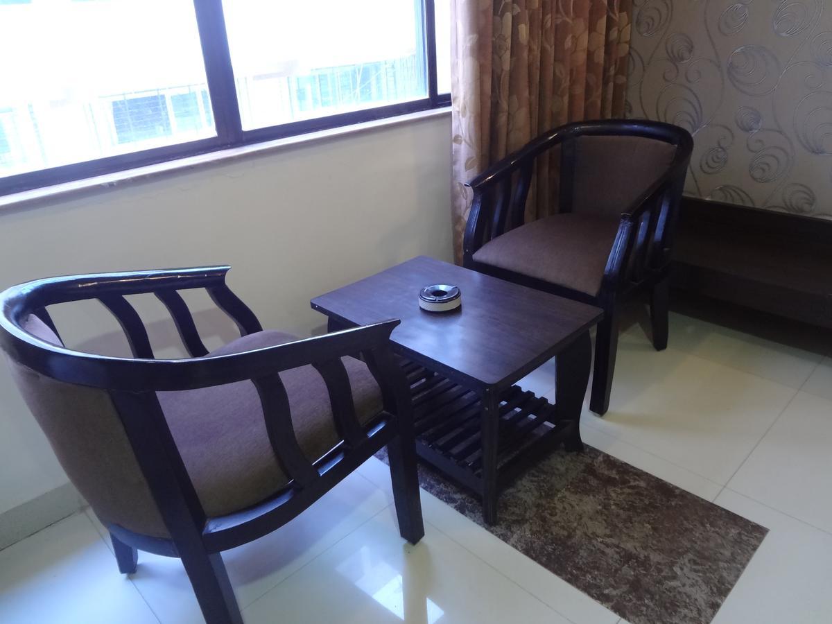 Hotel Savshanti Towers Vadodara Esterno foto