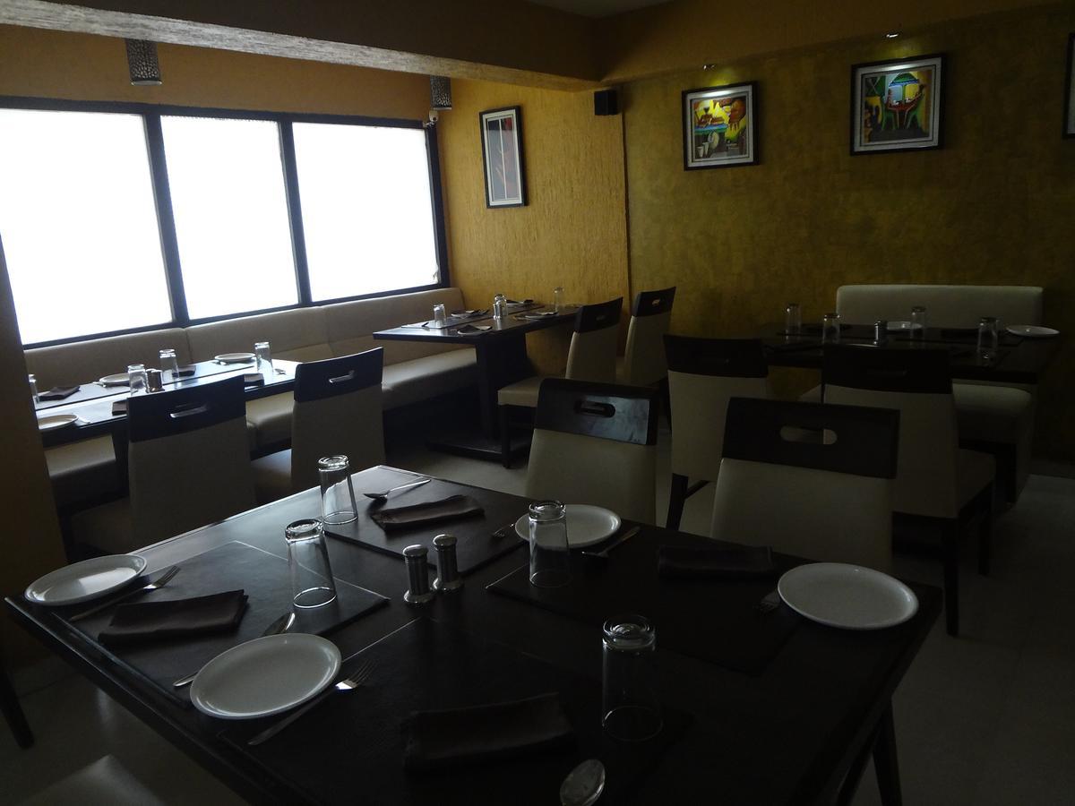 Hotel Savshanti Towers Vadodara Esterno foto