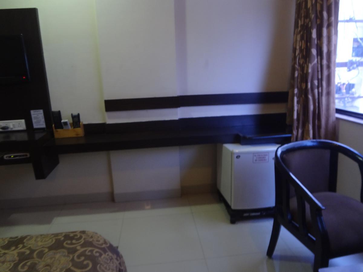 Hotel Savshanti Towers Vadodara Esterno foto