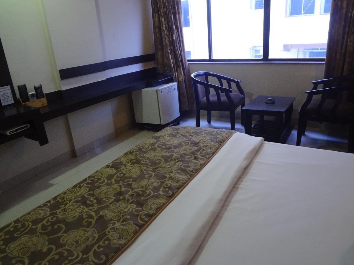 Hotel Savshanti Towers Vadodara Esterno foto