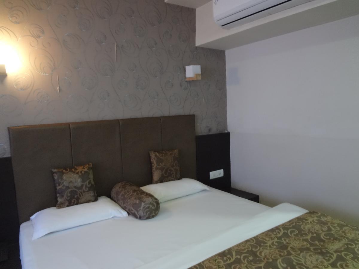Hotel Savshanti Towers Vadodara Esterno foto