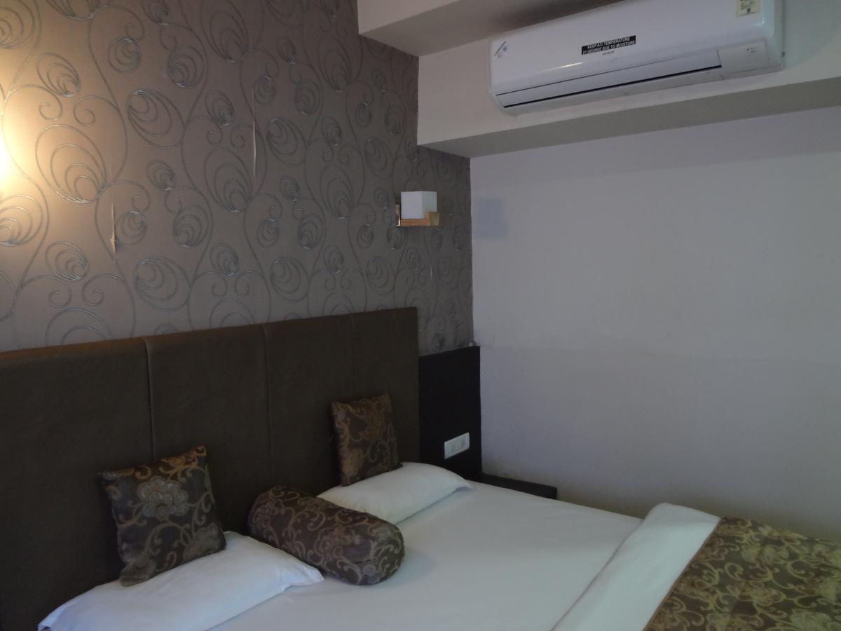 Hotel Savshanti Towers Vadodara Esterno foto