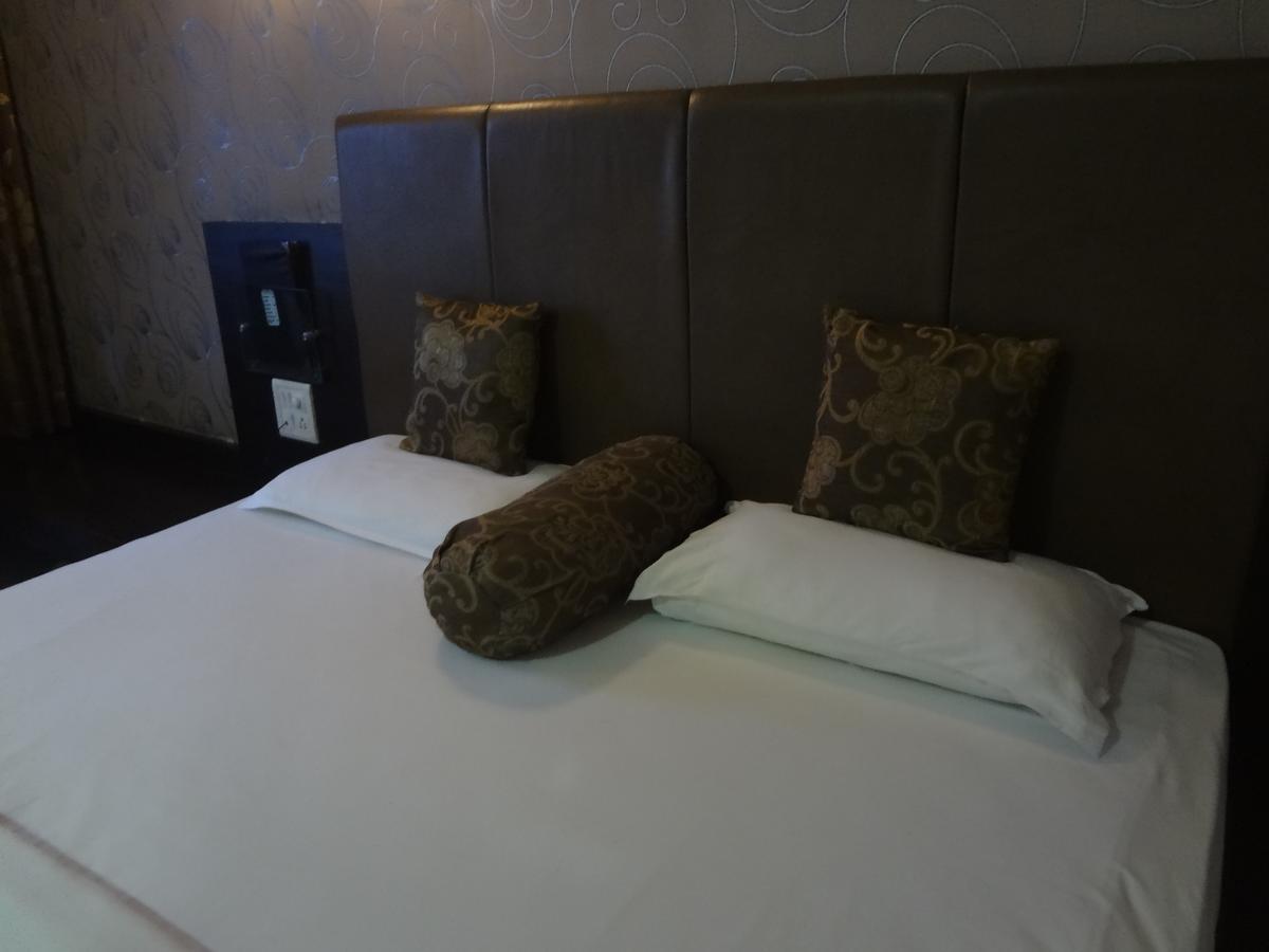 Hotel Savshanti Towers Vadodara Esterno foto