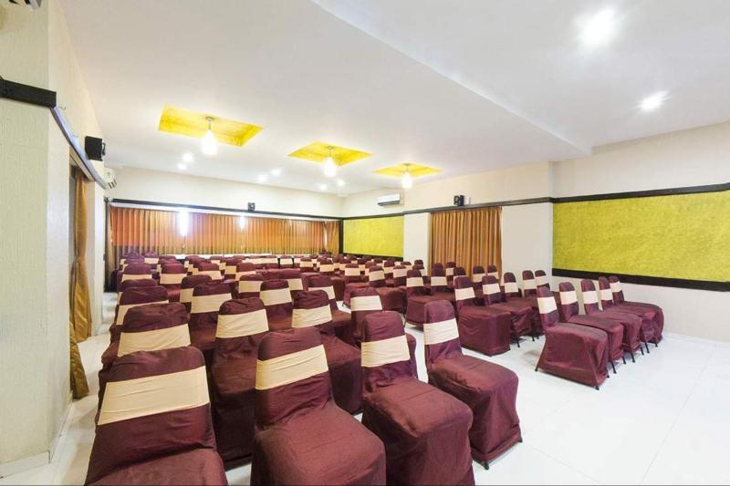 Hotel Savshanti Towers Vadodara Esterno foto
