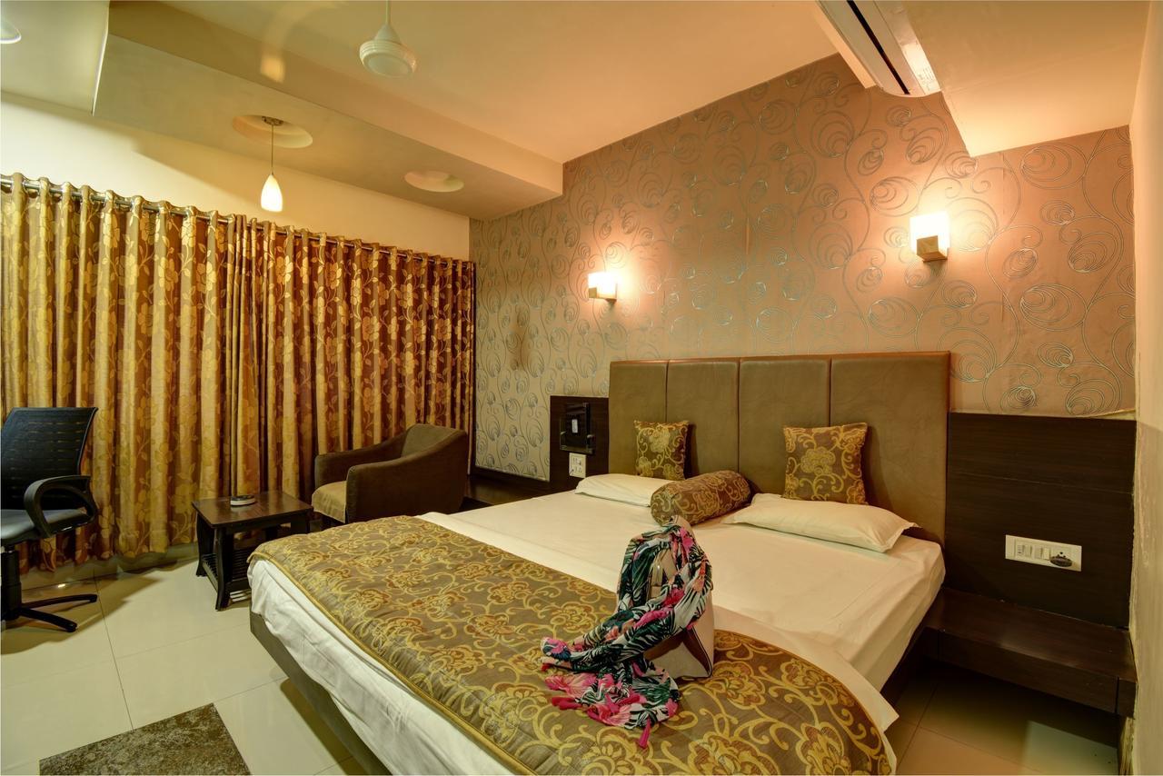 Hotel Savshanti Towers Vadodara Esterno foto