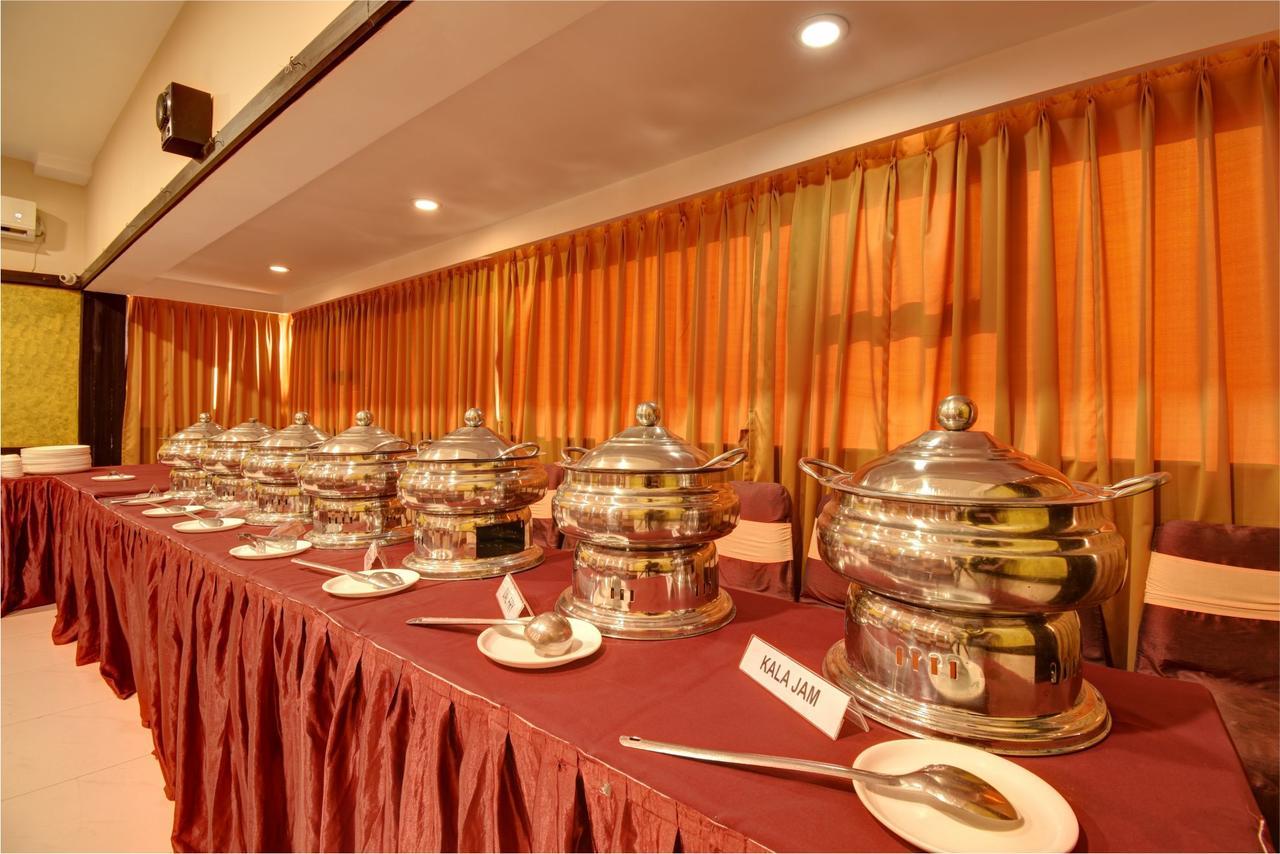 Hotel Savshanti Towers Vadodara Esterno foto
