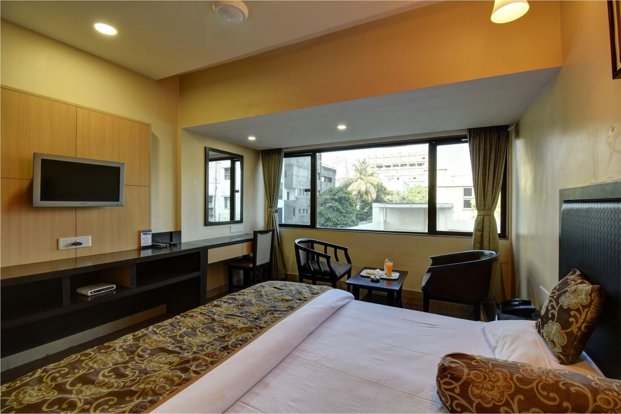 Hotel Savshanti Towers Vadodara Esterno foto