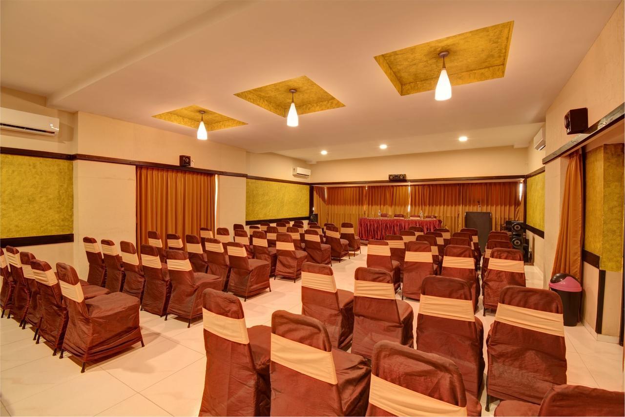 Hotel Savshanti Towers Vadodara Esterno foto
