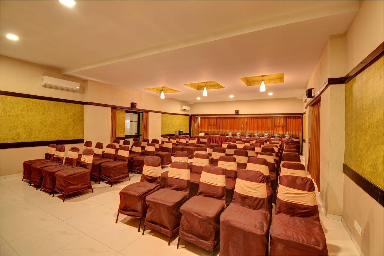 Hotel Savshanti Towers Vadodara Esterno foto