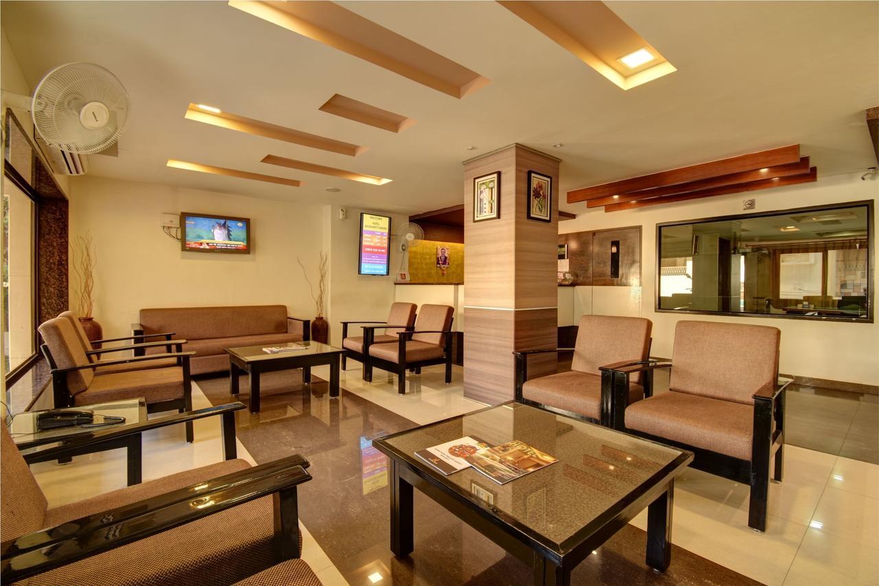 Hotel Savshanti Towers Vadodara Esterno foto